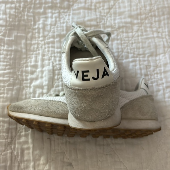 Veja sneakers size 8 women’s - Picture 4 of 5
